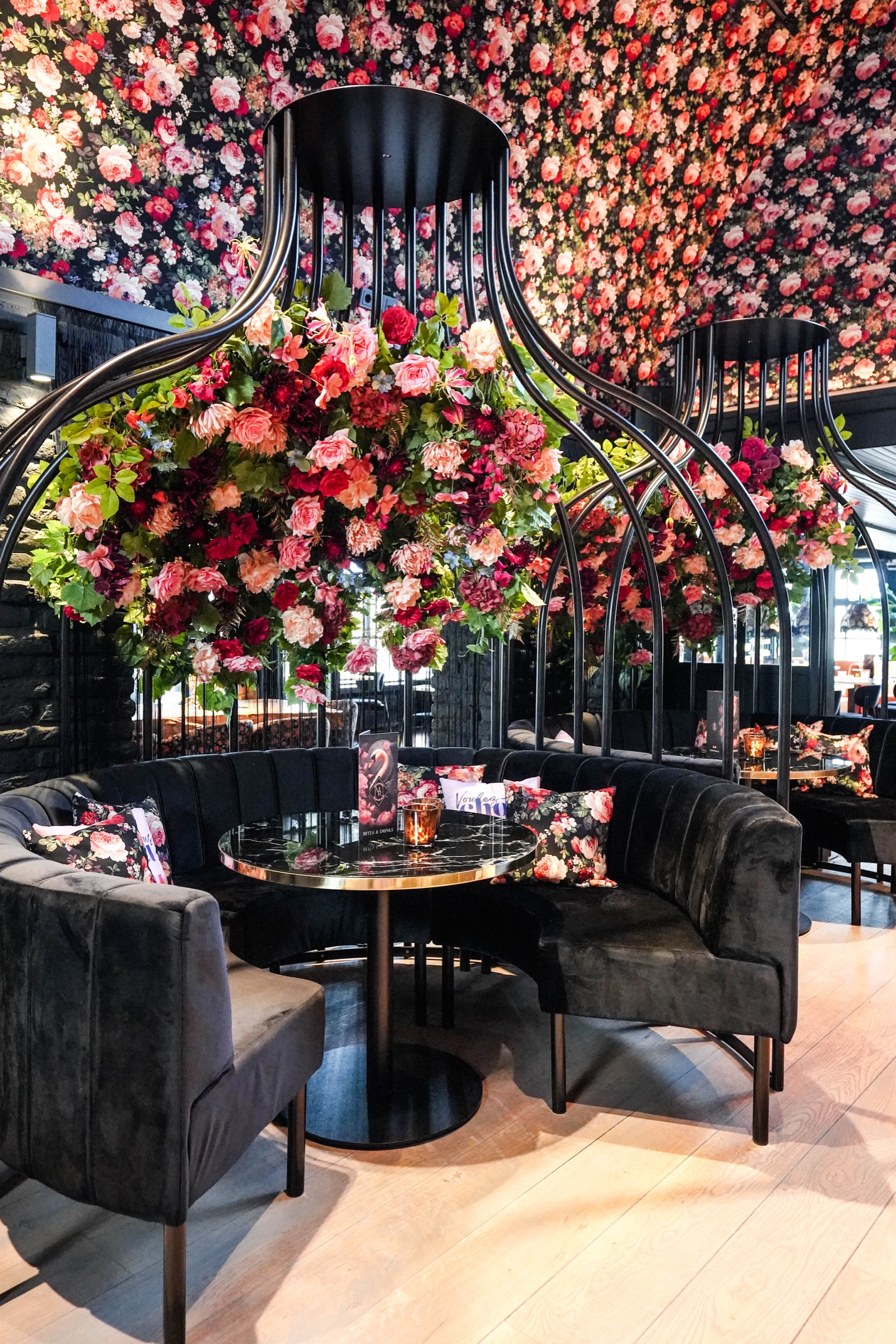 Zithoek met bloemen in Restaurant Rosa